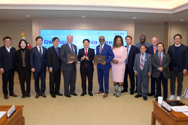 강기정 광주광역시장이 18일 시청 비즈니스룸에서 미국 버지니아정부 관계자의 예방을 받고 양 지역 농업 및 푸드테크 분야 협력 모색을 위한 간담회 후 참석자들과 함께 기념촬영을 하고 있다. (사진=광주광역시)