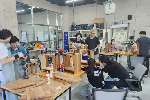 콘텐츠창작소 목공 기초과정 교육 참여 모습. (사진=전남정보문화산업진흥원)
