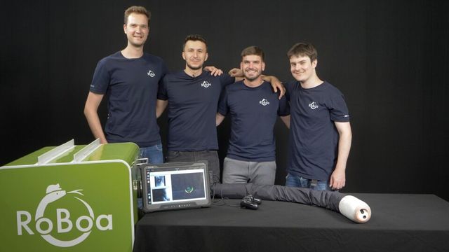 로보아 로봇을 개발한 연구진. (사진=로보아)