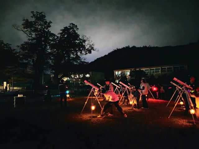 망원경을 직접 조작해 밤하늘 천체를 관측하는 모습. (사진=국립광주과학관)