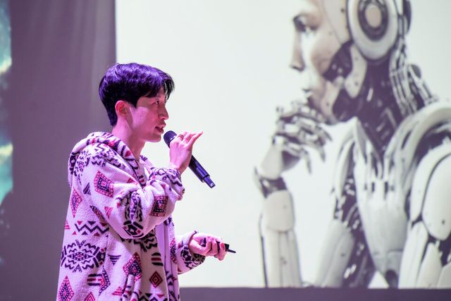 1분과학 이재범 연사가 강연하는 모습. (사진=광주정보문화산업진흥원)