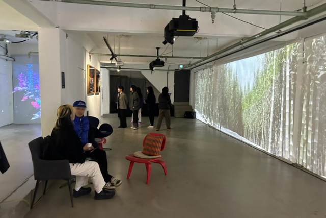 전남 미디어아트 쇼룸 전시를 관람하는 관람객들. (사진=전남정보문화산업진흥원)