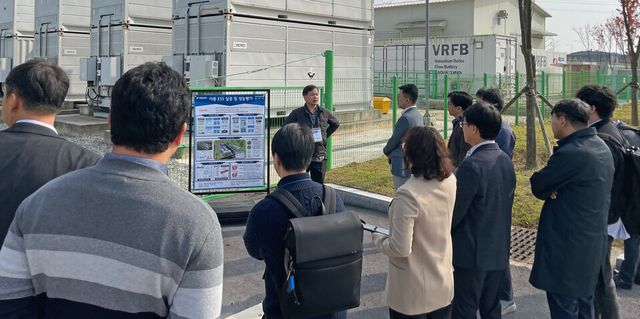 2024 산학연관 전력시스템 기술교류회 참석자들이 한국전력공사 전력연구원 에너지신기술연구소를 견학하고 있다. (사진=지스트)