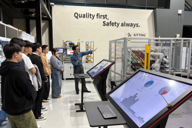 현장실습 참여학생들이 미쓰비시전기 SMIC 모델라인에서 현장 엔지니어의 설명을 듣고 있다. (사진=한국공대)
