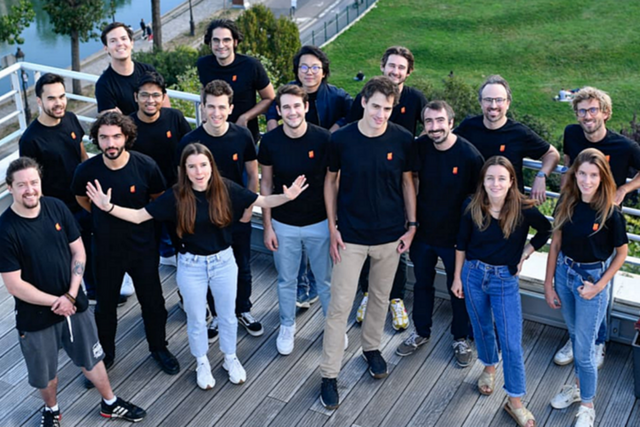 미스트랄 AI 직원들이 단체 사진을 찍고 있다. (사진=미스트랄)