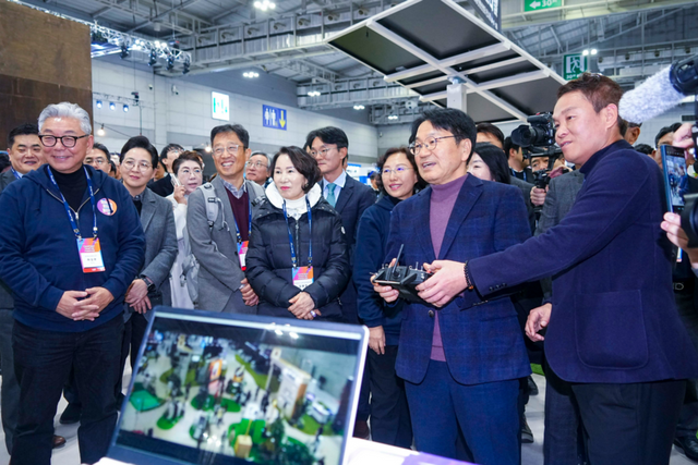 강기정 광주광역시장이 28일 오후 서구 김대중컨벤션센터에서 열린 ‘2024 광주창업 페스티벌’에 참석해 내빈들과 전시장을 둘러보고 있다. (사진=광주광역시)