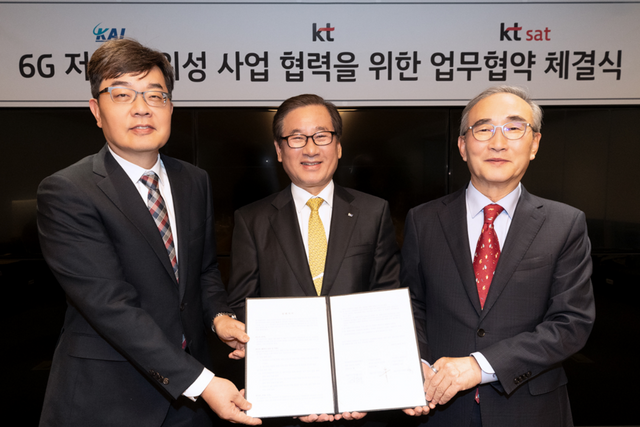 우측부터 KT 김영섭 대표, KAI 대표이사 강구영 사장, KT SAT 서영수 대표가 서울 종로구 KT광화문빌딩 이스트에서 업무협약을 체결하고 기념 촬영을 하고 있다. (사진=KT)