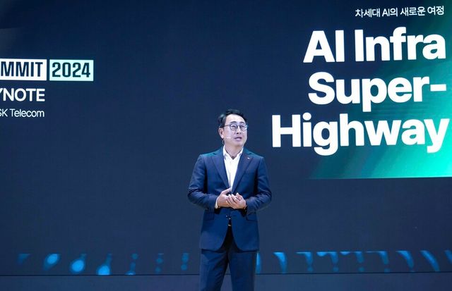 유영상 SKT CEO가 'SK AI 서밋 2024'에서 발표를 하고 있는 모습. (사진=SKT)