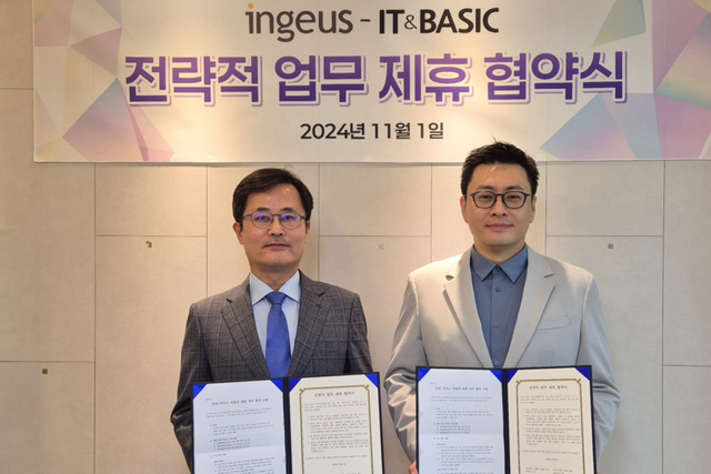 인지어스 정형우 CEO(왼쪽)와 아이티앤베이직 민경욱 대표가 업무협약 체결 후 기념사진을 촬영하고 있다. (사진=인지어스)