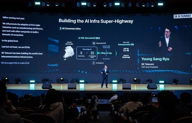 유영상 SKT CEO가 'SK AI 서밋 2024'에서 발표를 하고 있는 모습. (사진=SKT)