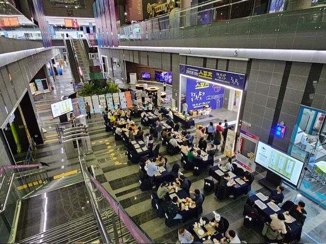 참여자들이 케이터링을 즐기고 있다.&nbsp;(사진=국립광주과학관)