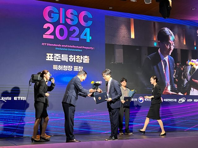 왼쪽부터 김완기 특허청장, 우종현 나무소프트 대표. (사진=나무소프트)