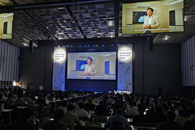‘삼성 AI 포럼 2024’에서 개회사를 하고 있는 삼성전자 한종희 대표이사 부회장. (사진=삼성전자)