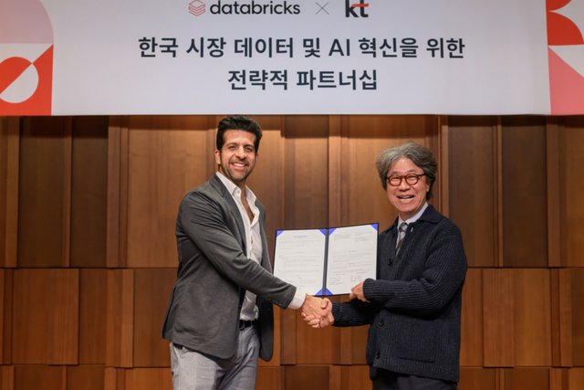 KT 오승필 기술혁신부문장(CTO)(왼쪽)과 데이터브릭스 아르살란 타바콜리 (Arsalan Tavakoli) 공동창립자 겸 필드 엔지니어링 총괄 수석 부사장(오른쪽)이 데이터∙AI 분야의 긴밀한 협력과 국내 AX 확산을 위한 업무협약을 체결하고 기념 사진을 촬영하고 있다. (사진=KT)