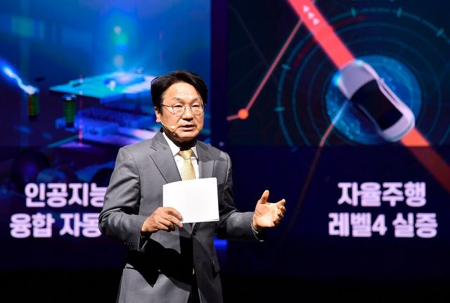 강기정 광주광역시장이 지난해 3월29일 오후 남구 광주실감콘텐츠큐브(GCC) 1층 VX스튜디오에서 열린 '광주 미래차 비전선포식'에서 미래차산업 경쟁력을 높이기 위한 4대 추진전략을 발표하고 있다. (사진=광주광역시)