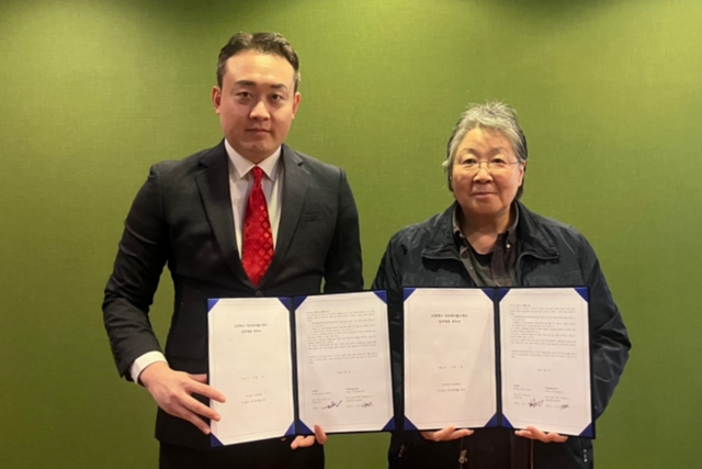 1일 닥터케이헬스케어 강형진 대표(왼쪽), O&K 강오순 대표가 O&K 본사에서 MOU 체결 후 기념사진을 촬영하고 있다. (사진=닥터케이헬스케어)