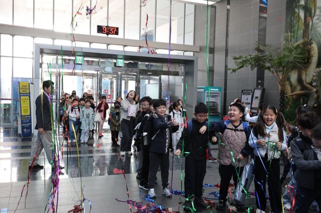 국립광주과학관에 700만번째 관람객이 입장하고 있다. (사진=국립광주과학관)