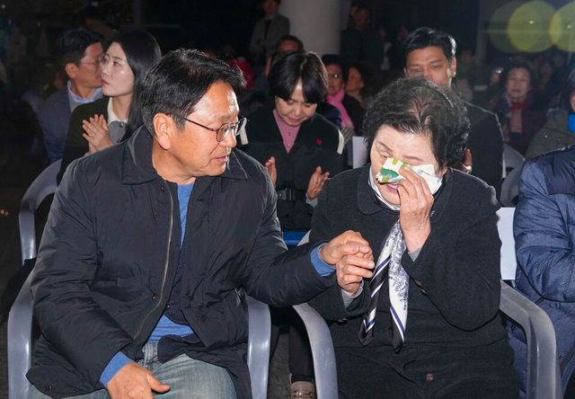 강기정 광주광역시장이 11일 새벽 광주광역시청 시민홀에서 열린 '한강 작가 노벨문학상 수상기념 시민 축하행사'에 참석해 인공지능으로 복원한 소설 '소년이 온다' 주인공 '동호'의 축하메시지를 시청하며 문재학 열사의 어머니 김길자씨를 위로 하고 있다. (사진=광주광역시)