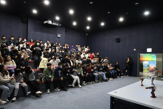 참가자들이 로봇댄스를 관람하고 있다. (사진=국립광주과학관)