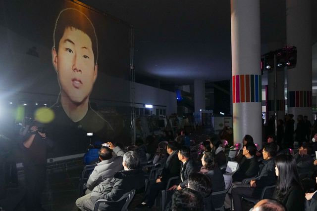 한강 작가 노벨문학상 수상기념 시민 축하행사가 11일 새벽 광주광역시청 시민홀에서 열린 가운데 인공지능으로 복원한 소설 '소년이 온다'의 주인공 '동호'가 축하메시지를 전달하고 있다. (사진=광주광역시)