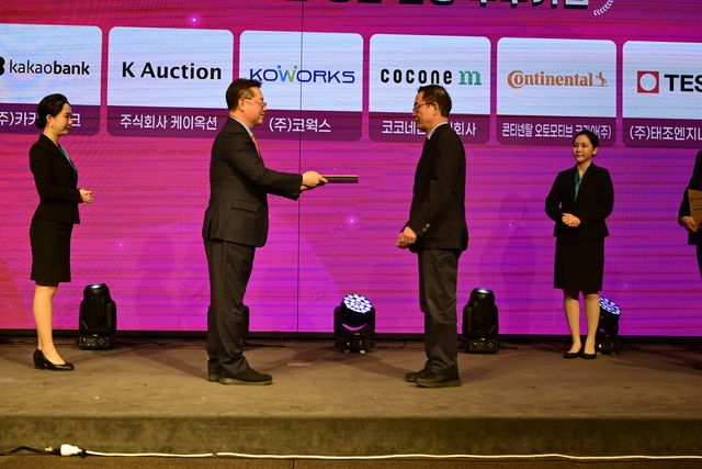 제1회 대한민국 일·생활 균형 우수기업 시상식에서 이형세 테크빌교육 대표(오른편)가 박일준 대한상공회의소 상근부회장(왼편)으로부터 상을 받고 있다. (사진=테크빌교육)