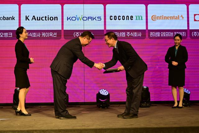 제1회 대한민국 일·생활 균형 우수기업 시상식에서 이형세 테크빌교육 대표(오른편)가 박일준 대한상공회의소 상근부회장(왼편)으로부터 상을 받고 있다. (사진=테크빌교육)