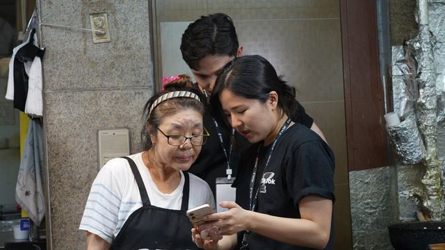 서울 종로구 통인시장에서 틱톡이 소상공인에게 틱톡을 활용한 시장 홍보 방법을 안내하고 있다. (사진=틱톡코리아)