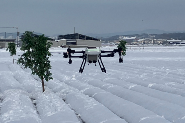 인투스카이의 농업용 방제 드론이 폭설이 내린 논에서 안정적인 자율 비행과 장애물 회피 기능을 선보이며 시험 비행을 하는 모습. (사진=인투스카이)