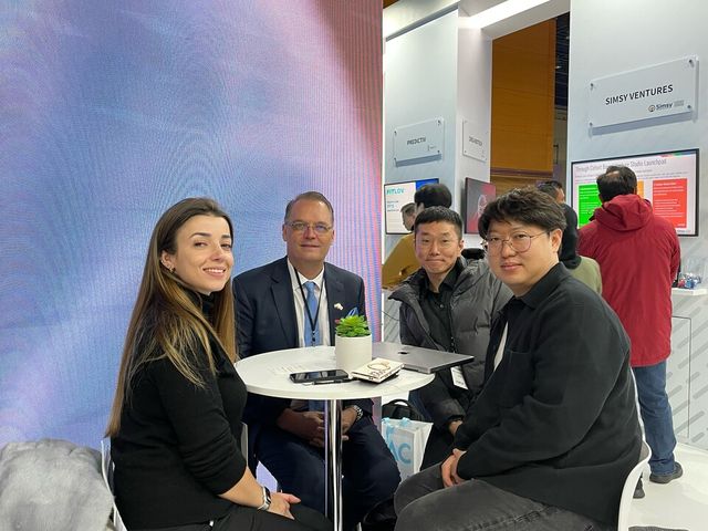 UAE, 두바이의 Dtec(Dubai Technology Entrepreneur Campus, 두바이 기술 기업가 캠퍼스: 두바이 실리콘 오아시스(DSO)에 위치한 기술 허브이자 비즈니스 센터)와 하이브마인드가 비즈니스 의 부사장과 사장, 그리고 (주)하이브마인드의 정영민 CTO, 김동욱 CEO.