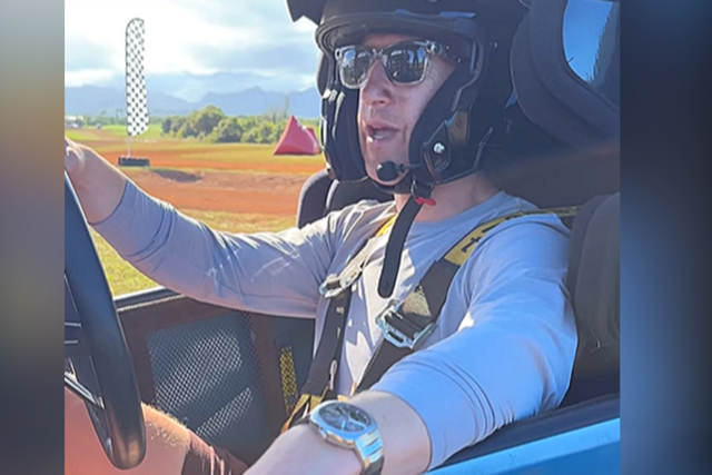 마크 저커버그 메타 CEO가 레이밴 스마트안경을 착용하는 모습. (사진=zuck SNS)