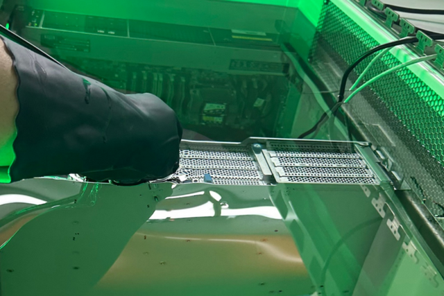 액침냉각 기술을 테스트하는 모습. (사진=미루웨어)