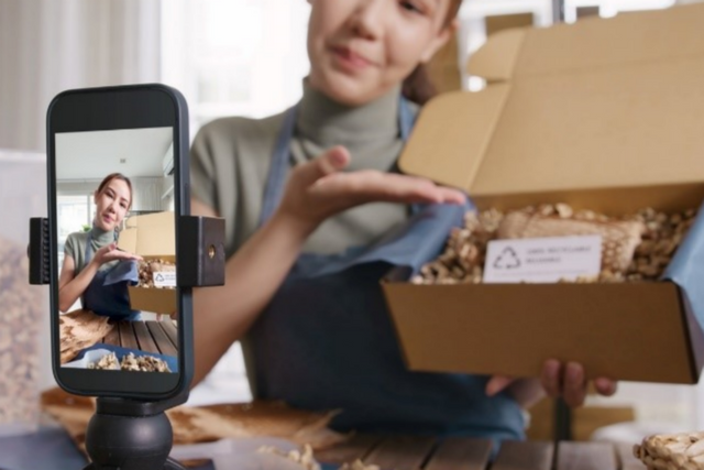 알파마케팅이 연결한 해외 인플루언서가 제품을 리뷰하고 있다. (사진=알파마케팅)