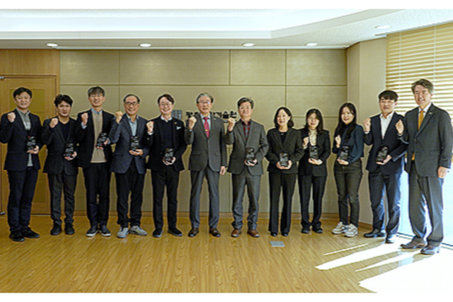 GIST가 19일 전라남도 10개 시·군 대상으로 각 지역의 주력산업과 신산업을 고려해 15명의 전임교원을 과학기술특임대사로 선임하고 임명식을 개최하고 있다. 왼쪽부터 허필원 교수, 엄광섭 교수, 김경중 교수, 김형진 교수, 김재관 교수, 임기철 총장, 전창덕 교수, 송미령 교수, 이현주 교수, 손진희 교수, 이승현 교수, 정용화 대외부총장. (사진=GIST)