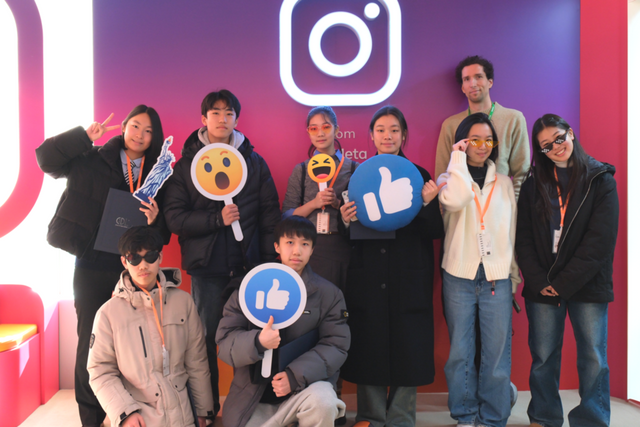 윗줄 왼쪽부터 정휘린 원촌중, 박희준 신반포중, 반예준 한국외국인학교, 이도은 페이스튼국제학교, 다니엘 콕스 솔브릿지국제경영대 교수, 성이린 서울외국인학교, 신수빈 페이스튼국제학교, 아랫줄 왼쪽부터 김태환 신반포중, 박서윤 신반포중 단체 기념 촬영. (사진=디지털리터러시협회)