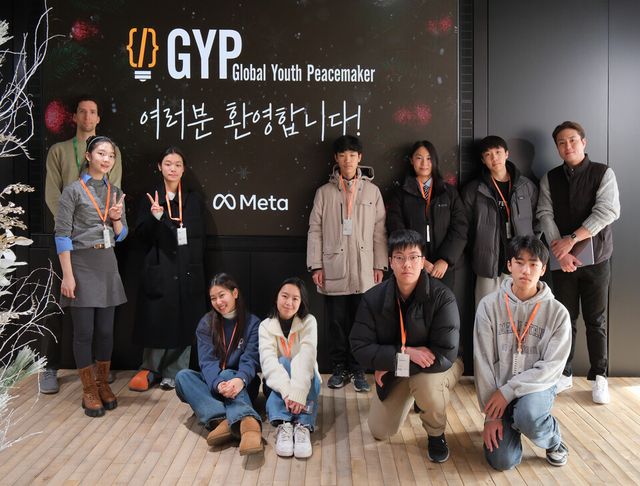 윗줄 왼쪽부터 다니엘 콕스 솔브릿지국제경영대 교수, 반예준 한국외국인학교, 이도은 페이스튼국제학교, 김태환 신반포중, 정휘린 원촌중, 박서윤 신반포중, 이원희 메타코리아 이사, 아랫줄 왼쪽부터 신수빈 페이스튼국제학교, 성이린 서울외국인학교, 신중훈 페이스튼국제학교, 박희준 신반포중 단체 기념 촬영. (사진=디지털리터러시협회)