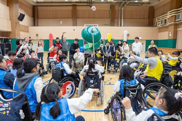 페스티벌에 참여한 아이들과 가족이 ‘가족 운동회’ 테마로 △휠체어 계주 △줄다리기 △박 터트리기 등을 즐겼다.&nbsp;(사진=SK행복나눔재단)