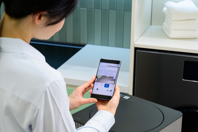 ‘설리번 플러스’ 앱에 새롭게 추가된 ‘가전 QR 모드’를 시연하는 모습. (사진=삼성전자)