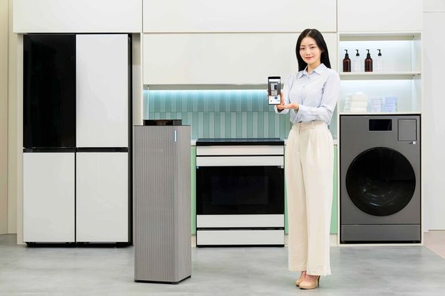 ‘설리번 플러스’ 앱에 새롭게 추가된 ‘가전 QR 모드’를 시연하는 모습. (사진=삼성전자)