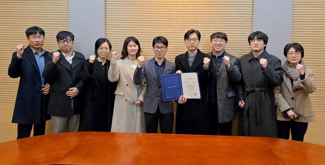 GIST 차세대에너지연구소 이상한 소장(오른쪽에서 네 번째), 광주광역시장 표창 수상. (사진=GIST)