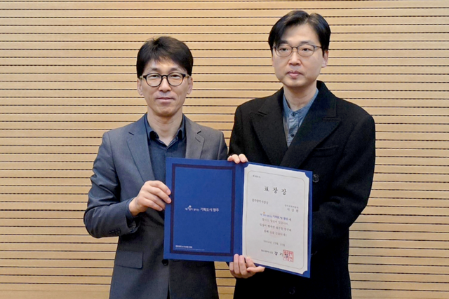 GIST 차세대에너지연구소 이상한 소장(오른쪽)이 광주광역시의 에너지 산업 발전에 기여한 공로로 광주광역시장 표창을 수상하고 기념촬영을 하고 있다. (사진=GIST)