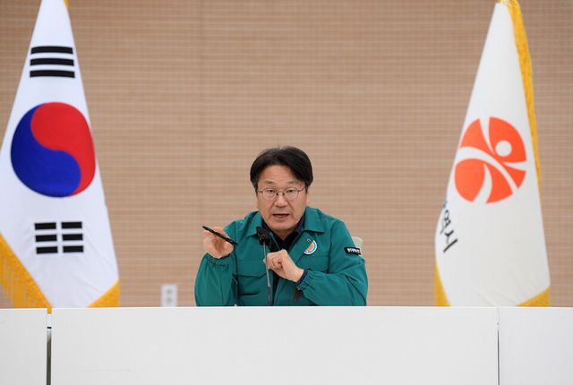 강기정 광주광역시장이 31일 오전 시청 3층 중회의실에서 열린 ‘제주항공 여객기 참사 지대본 회의’에 참석해 회의를 주재하고 있다. (사진=광주광역시)