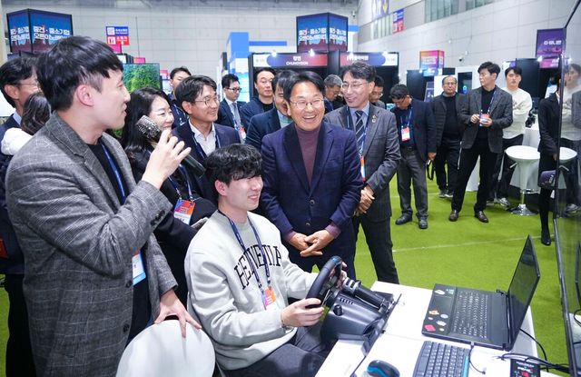 강기정 광주광역시장이 28일 오후 서구 김대중컨벤션센터에서 열린 ‘2024 광주창업 페스티벌’에 참석해 내빈들과 전시장을 둘러보고 있다. (사진=광주광역시)