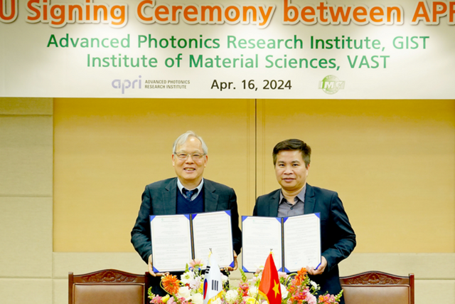 왼쪽부터 GIST 고도경 고등광기술연구소장, 베트남 재료연구소(IMS) Tran Quoc Tien 부소장. (사진=지스트)