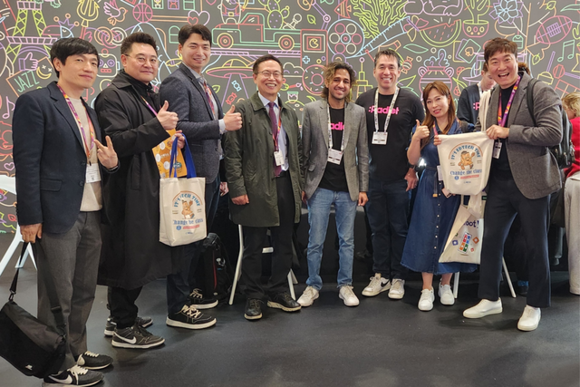 이형세 테크빌교육 대표(왼쪽에서 네 번째)와 니테시 고엘(Nitesh Goel) 패들렛 대표(오른쪽에서 네 번째)가 파트너십 체결 후 기념 촬영을 했다. (사진=테크빌교육)