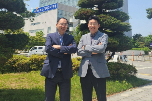 박길현(왼쪽), 진일 사무관. (사진=광주광역시)