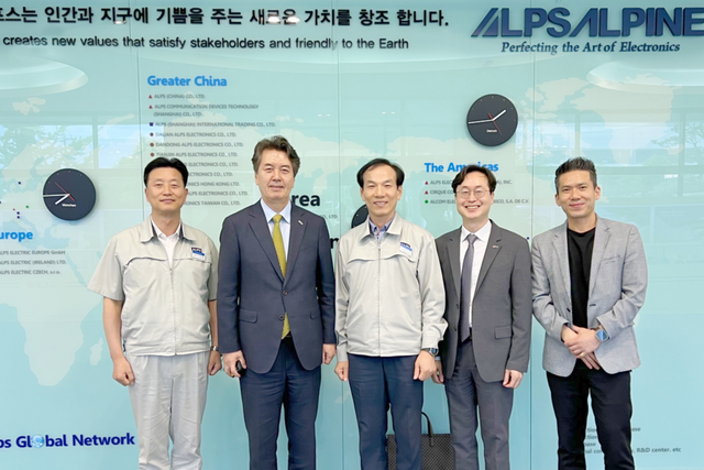 한국알프스(주)가 ‘제1회 GIST 과학상상 어린이 미술대회’에 공동 후원사로 참여하기로 했다. (왼쪽부터) 박용현 한국알프스(주) 관리이사, 정용화 GIST 대외부총장, 김규남 한국알프스(주) 대표이사, 김재관 GIST 대외협력처장, 이승재 GIST 발전기금팀장이 한국알프스(주)를 방문해 기념사진 촬영을 하고 있다. (사진=지스트)