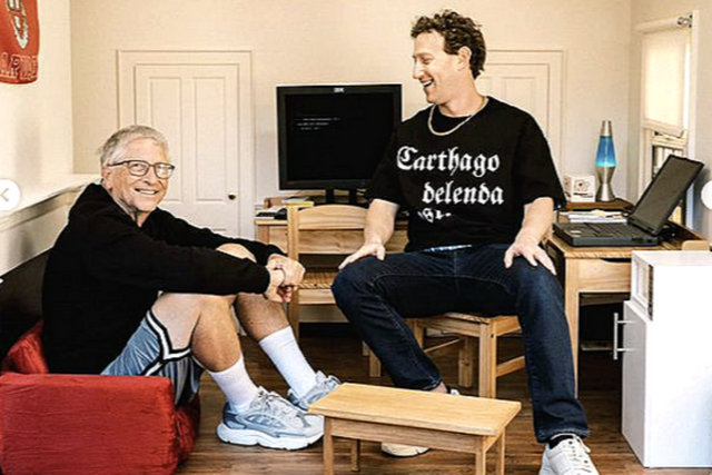 페이스북을 개발했던 하버드대 기숙사를 닮은 세트에서 사진을 찍고 있는 마크 저커버그. (사진=마크 저커버그 인스타그램)