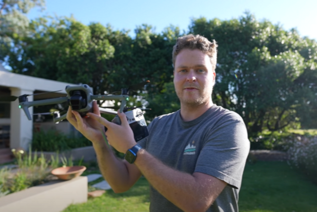 루크 벨이 드론을 들고 있는 모습. (사진=Luke Bell Youtube)