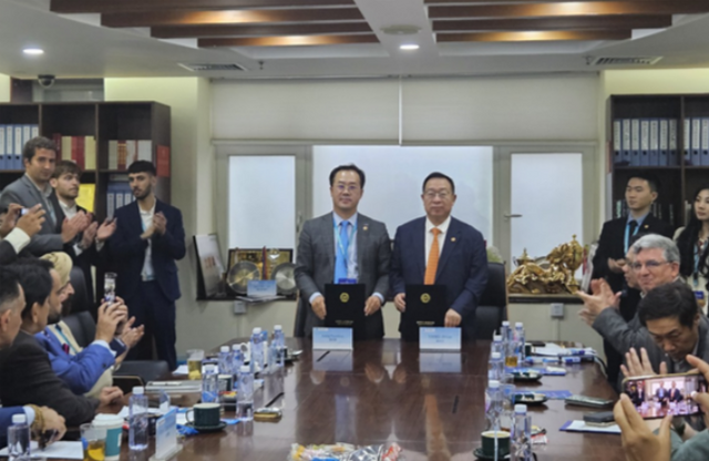 강현섭 한국드론산업진흥협회 협회장(왼쪽)과 양진차이 WUAVF 협회장이 기념사진을 찍고 있다. (사진=가이온)