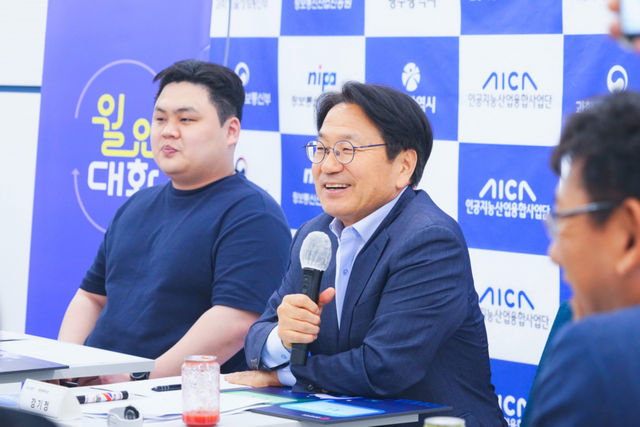 강기정 광주광역시장이 지난 27일 오후 동구 광주인공지능사관학교 AI카페에서 열린 38번째 월요대화에 참석해 ‘광주 AI사업의 현재와 미래’를 주제로 의견을 나누고 있다. (사진=광주광역시)